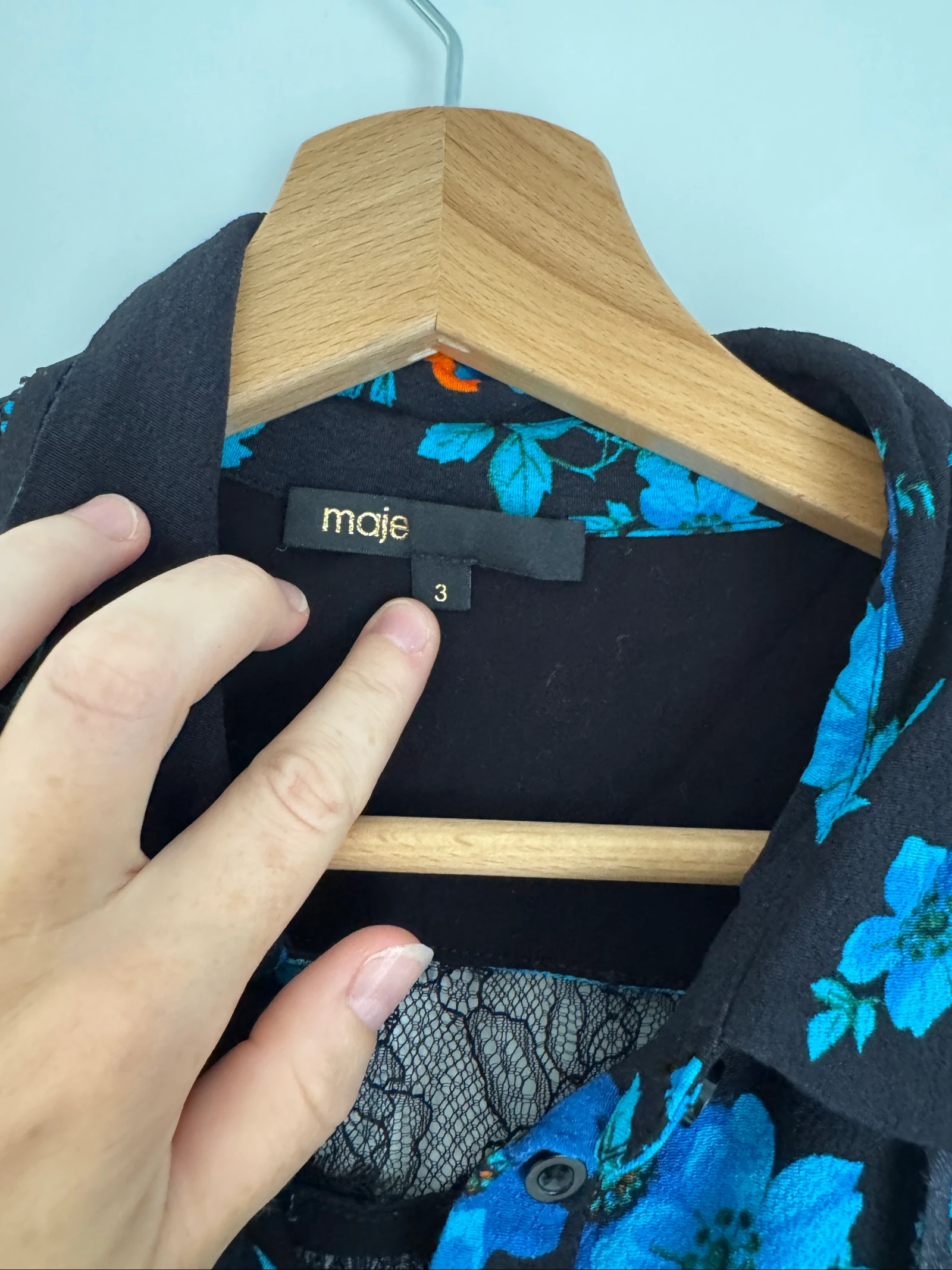 Camisa Maje preta com estampa floral e renda - Tamanho 3 – photo 3